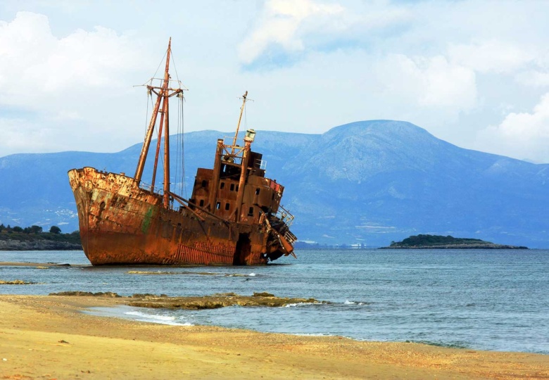 Dimitrios, il relitto al largo della costa greca e il suo capitano impazzito