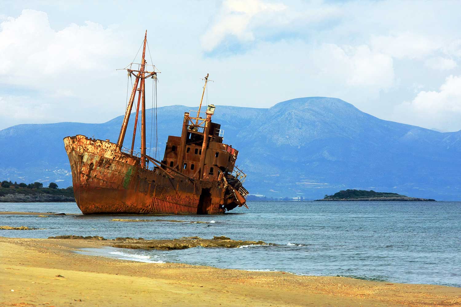 Dimitrios, il relitto al largo della costa greca e il suo capitano impazzito